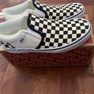 Vans checkerboard sneaker! Size 4 youth
